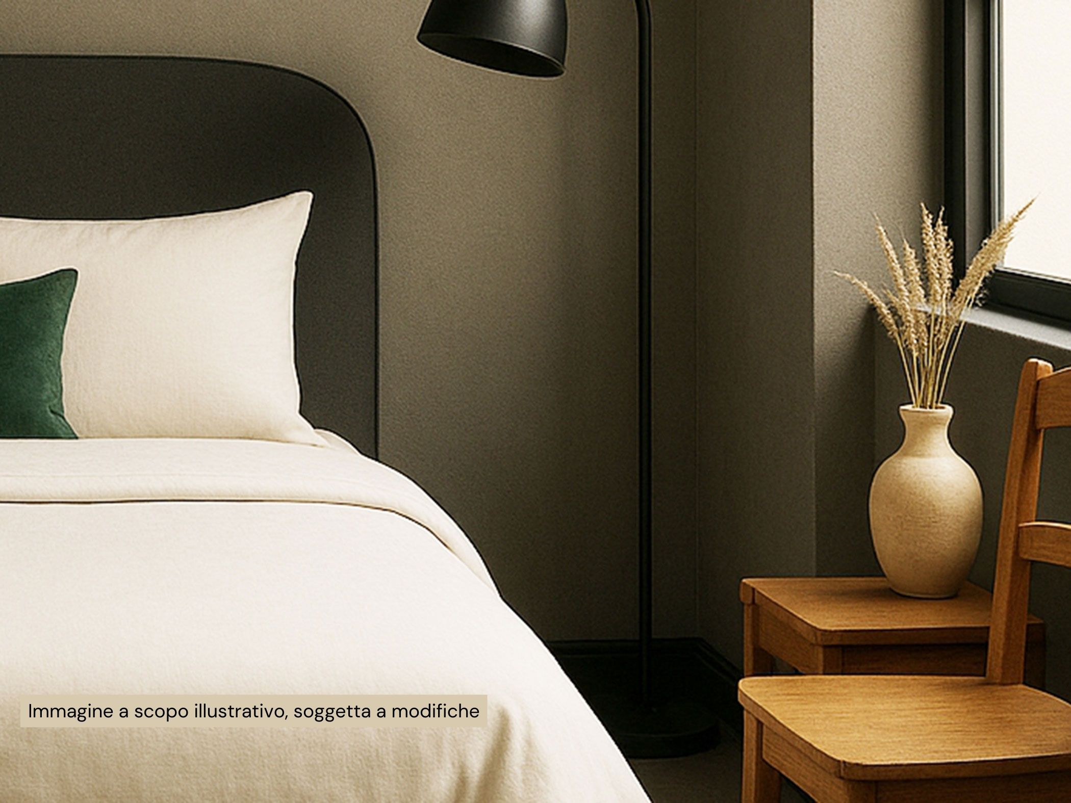 Camera da letto con letto e tavolino in legno, su cui è posizionato un vaso di fiori - Villa Giacomuzzi